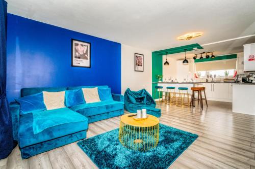 Greenock Apartment | Sleek and Stylish 3 Bed in Greenock - Sleeps 8