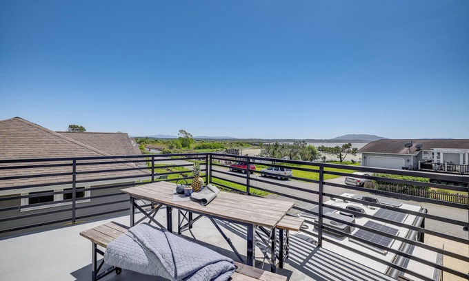 Ferndale Condo | Sleek Ferndale Home w/Ocean & Mountain Views!