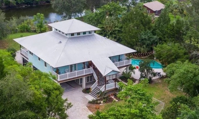 Greenacres House | Sleeps 15 - Hidden Bleu Tropical Mansion