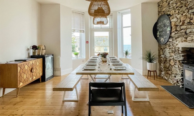 Newquay House | Sleeps 16 with style and space- and a hot tub!