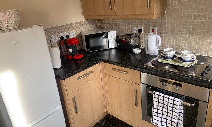 Acresford Apartment | Sleeps 4/6 pet Friendly Parking nr Nec/warwick uni