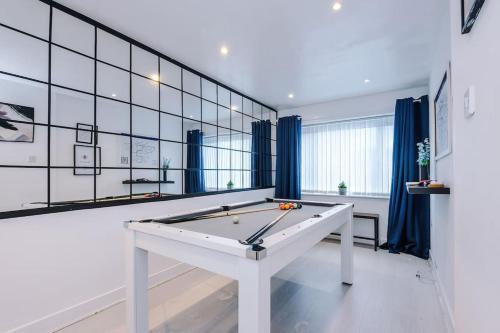 Salford Apartment | Sleeps 7, Games Room, Perfect For Groups, Driveway, Smart TV, Available For Long Stays