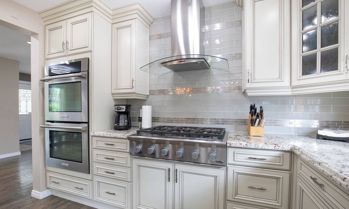 Sylvan Lake House | Sleeps 8! | 3 Baths | Large Yard | Hot Tub | 10 min walk to the Beach