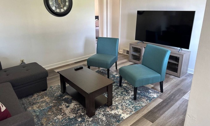 Boardman House | Sleeps 8, YSU, Fairgrounds, Wi-Fi, EV1 charging, Remote worker, Crib, Pets
