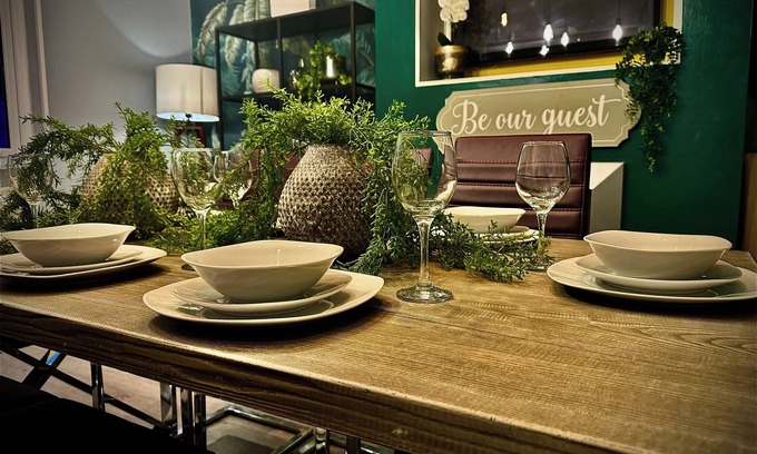 South Shore House | Sleeps10-parking-garden-hottub-petfriendly