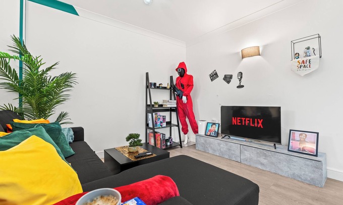 Poplar Apartment | Sleeps6 | 2Bedflat in Canary Wharf - Free Parking Available| SquidGame Theme