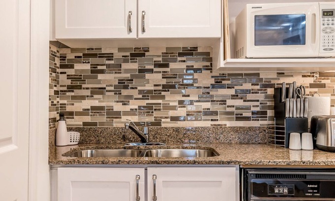 The Blue Mountains Apartment | Slope-side Studio Bliss Ski-in Ski-out, Renovated At Blue, Hot Tub, Fast Wi-fi