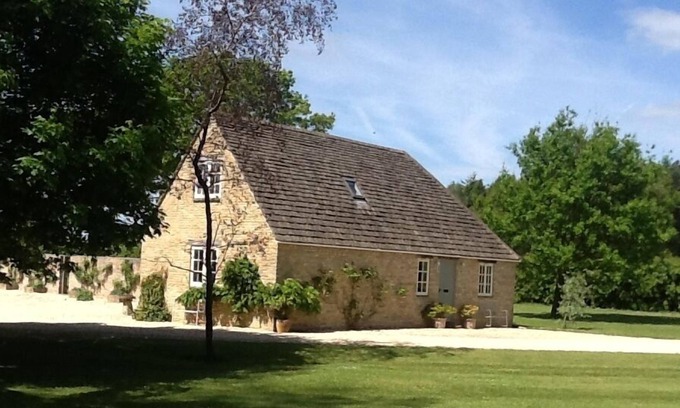 Laverton Cottage | Small country Cottage in 4 acres of Parkland. Towels and Linen Provided.