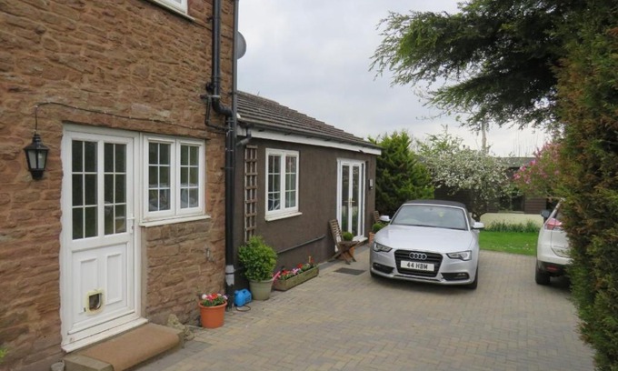 Ross-on-Wye Apartment | Smart and welcoming 1 bedroom annex, with on-site parking