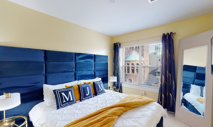 Malden Apartment | ♥Smart TV♥Pool♥Full Kitchen♥20min→Airport♥King