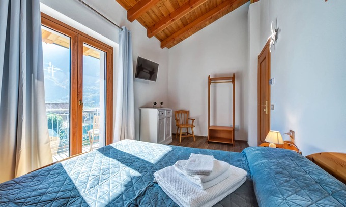 Donnas Bed & Breakfast | 'Smeraldo' Room with Mountain View and Wi-Fi