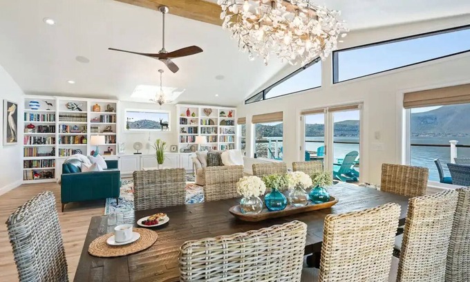 Clearlake House | Smiling Otter Retreat! Large Lakefront Luxury House.Pool.Spa.Game Room.Pets