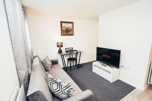 Hilton Apartment | Snug 1BR Apt, Self Check In, Parking, By DerBnB