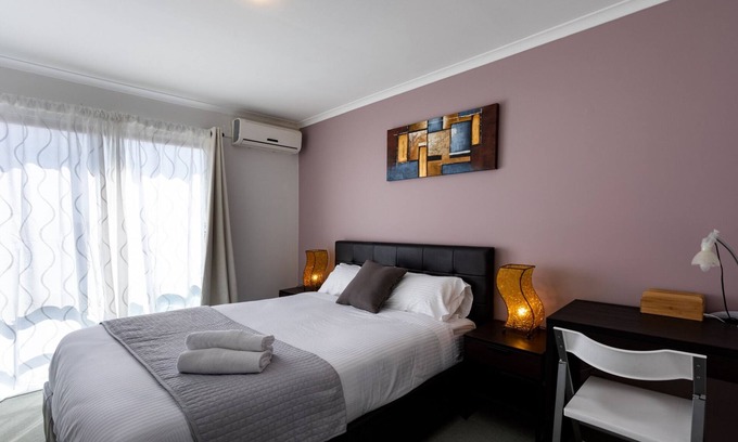 Maribyrnong House | Snug 2-bed Townhouse Near Bustling Shops