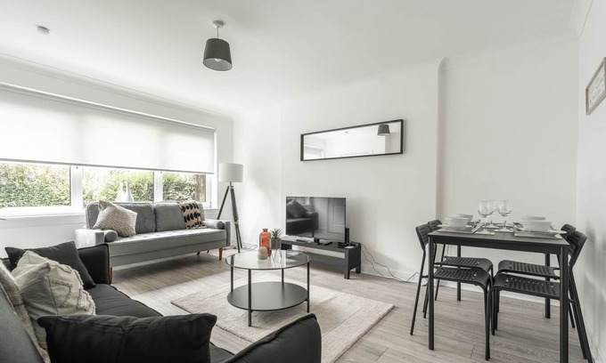 Tollcross House | Snug Modern Home in Eastern Glasgow