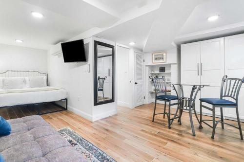 Capitol Hill House | Sojourn Charming Lower Level Studio - Capitol Hill