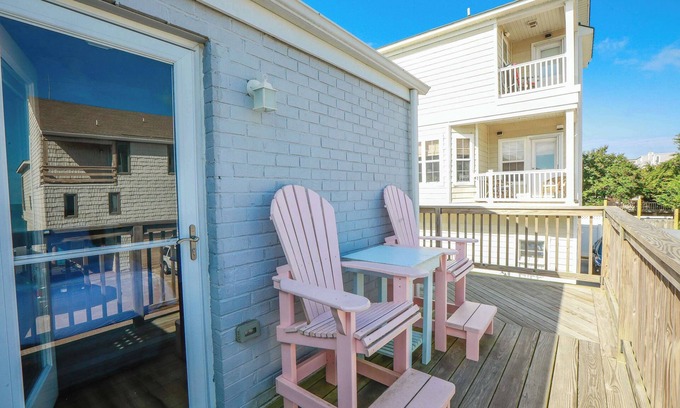 Chic's Beach Apartment | Sojourn's Sea Views with Balcony Sleeps 6