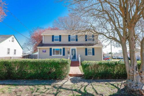 Bayview House | Sojourn Spacious Family Retreat with Fenced Backyard