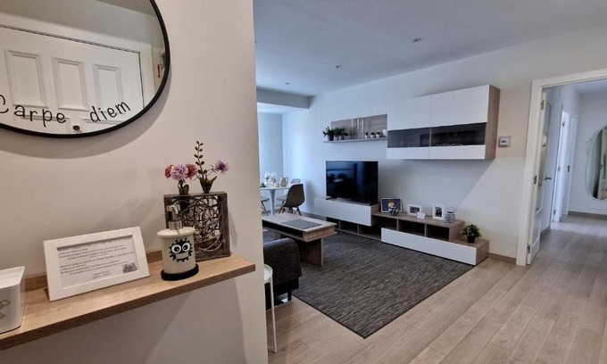 El Ensanche Zona Nuova Apartment | Soleado a un Paseo de la Catedral