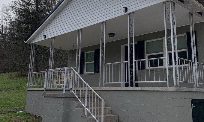 Bellepoint House | Solindas Rest. Located on the beautiful New River.