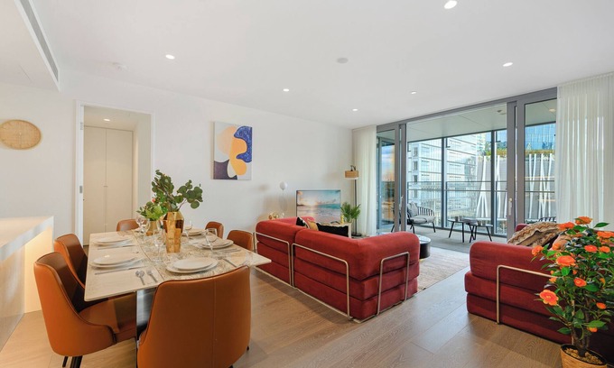 Millers Point Apartment | Soothing 3-bedroom apartment with Gym/Pool in Barangaroo