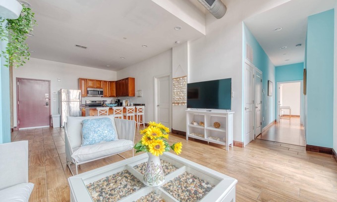 West Poplar Apartment | Sosuite 2BR Apt w Balcony W D Gym On-site Bar