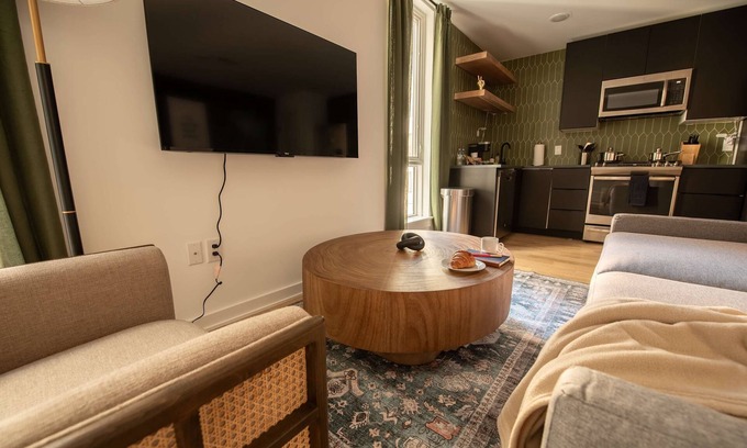 Fishtown Apartment | Sosuite NEW 2BR Apt w W D Split Level