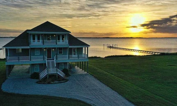 Gloucester House | Sound Front, Pet Friendly House with Boat Lift (Dolphin Lookout)