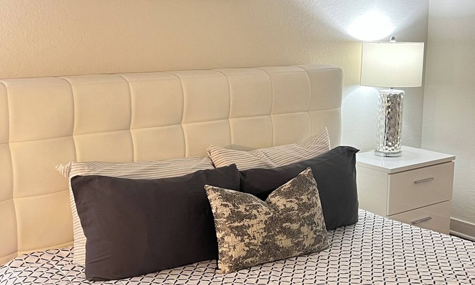 Costa Mesa Apartment | South Coast Plaza Area Ample 1BED 1BTH Comfortable, Clean, Private.