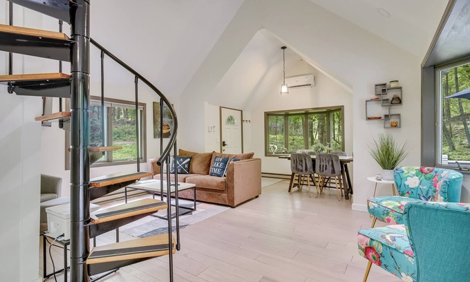 South Salem Cottage | South Salem Vacation Rental w/Furnished Deck!