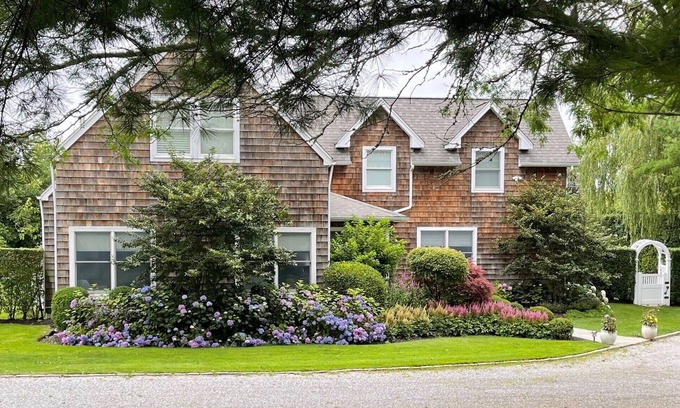 Southampton House | SOUTHAMPTON-POOL,3 min to town,1.5 miles to beach. Outdoor kitchen,putting green