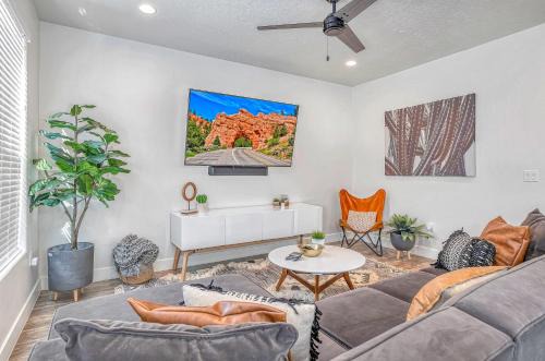 Washington House | Southern Retreat, Priv Patio with Hot Tub, Zions.