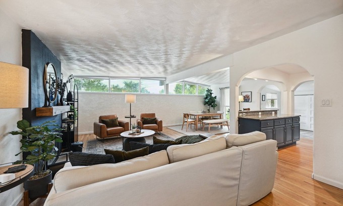 Littleton House | Southwest Mid-Mod 5BR w/Big Yard, Hot Tub, Fireplace, A/C, WIFI, and Kitchen