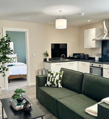 Salford Apartment | Southwood Place - Free Parking - Sleeps 4