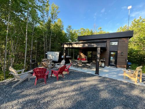 Adstock House | Spa - Chalet Sur Les Sentiers du Pic-Bois