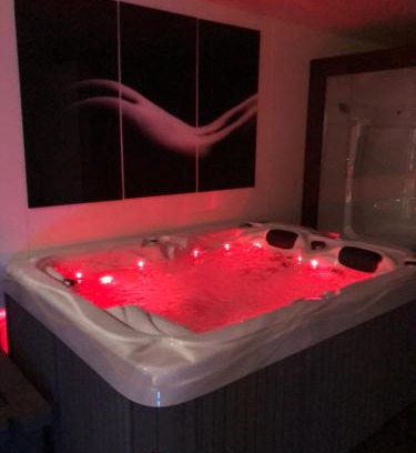 Mouscron Hotel | SPABYELLEETLUI spa rouge ou bleu