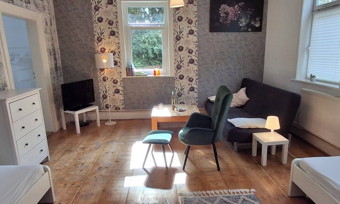 Gleichen Apartment | Space for a group, family & pets in a vacation apartment near the lake & garden
