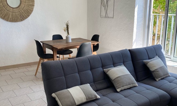 Entraigues-sur-la-Sorgue Apartment | Spacious 2 bedrooms/closed private parking
