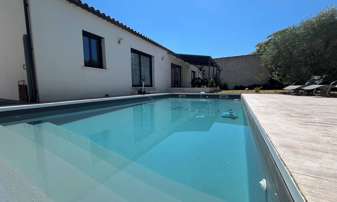 Entraigues-sur-la-Sorgue House | Spacious villa with pool