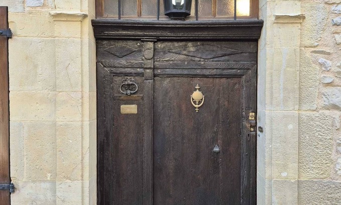 Puycelci House | Spacioius holiday home with AC in centre town of medieval Puycelsi