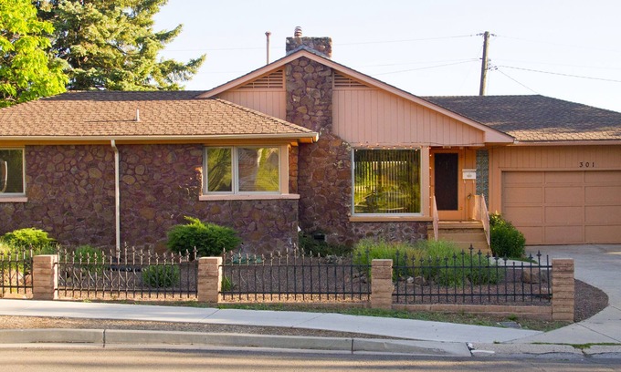 Coconino Estates House | Spacious 2,400 Sq ft 2-Story Rock House