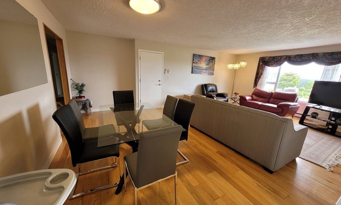 Colwood House | Spacious 2-bedroom Suite with parking and AC