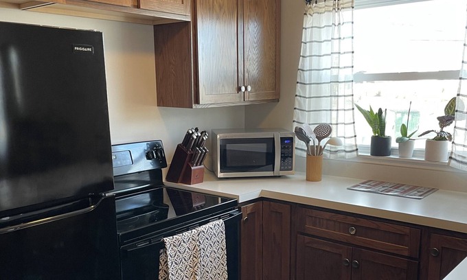 Cross Lanes Apartment | Spacious 2-bedroom apartment in convenient Cross Lanes with WiFi, AC