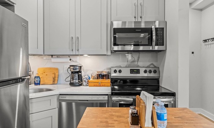 South Philadelphia Apartment | Spacious 2Bd/2Bth Modern Duplex Sleeps 6