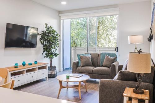 Wilshire Montana Apartment | Spacious 2BDR in SM - 5 minutes walk to the beach!