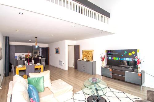 Moffat Apartment | Spacious 2BR Apartment for Family and Contractors, Free Parking & WiFi