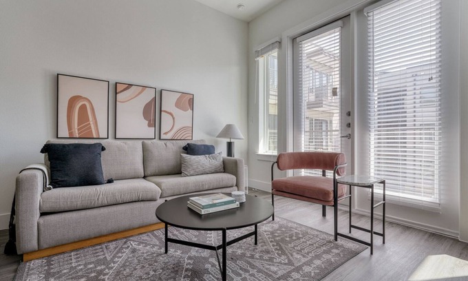 Highland Apartment | Spacious 2BR in the Highlands w/Pool, W/D & Gym, walkable, by Blueground