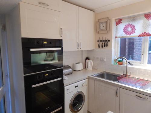 Cherry Hinton House | Spacious 3 BDR house with parking-Families-Corporate groups by Orbitat Accommodations