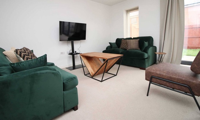 Cathays House | Spacious 3 Bed close to Cardiff City by Mia Living