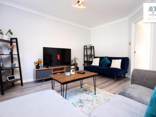 Bridgend Apartment | Spacious 3 Bed Home In The Heart Of Bridgend - By EKLIVING LUXE Short Lets & Serviced Accommodation